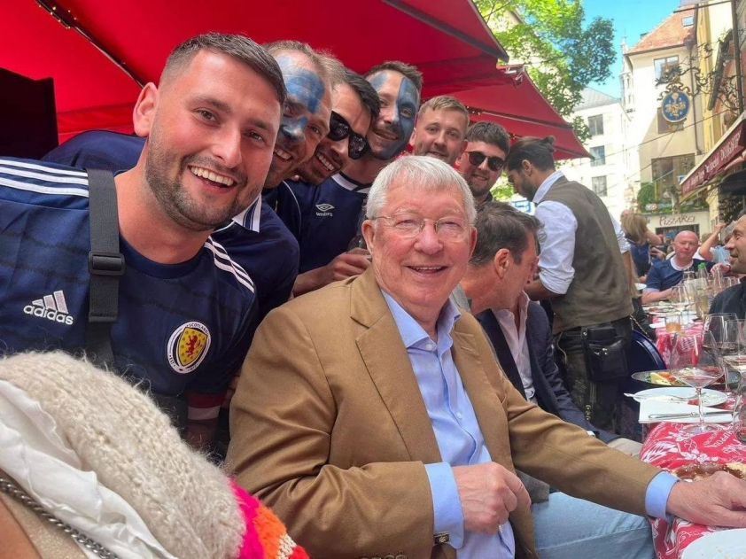 Sir Alex Ferguson tiệc tùng tưng bừng trước trận khai màn EURO 2024 480938