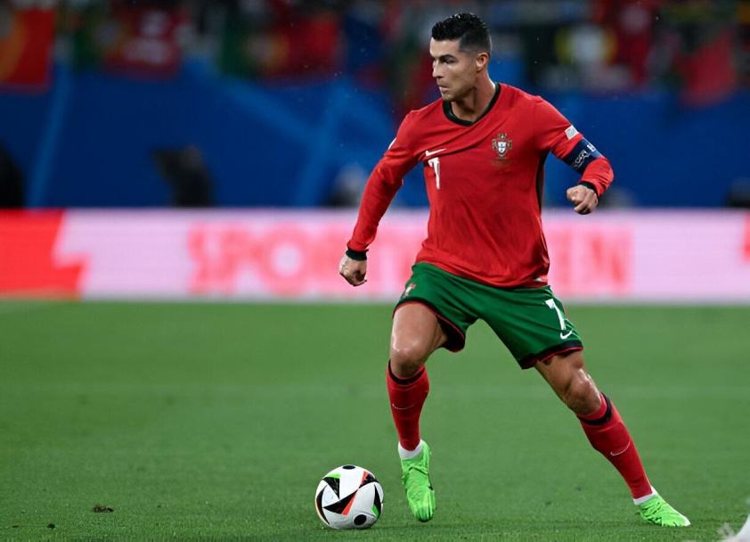 Rộ tin Ronaldo sẽ phải ngồi dự bị cho sao trẻ tại Euro 2024 484660